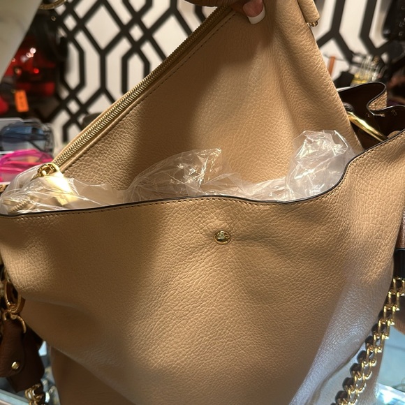 This purse has 2 in-1 pouch chain strap and also a short strap oversized - Picture 4 of 4